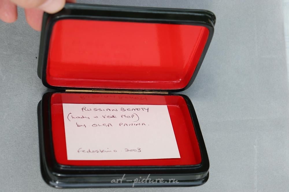 俄罗斯银 , 费多斯基诺的漆画小品上的俄罗斯美女（贵族女子）。