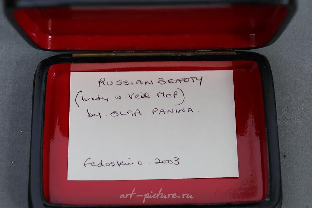 俄罗斯银 , 费多斯基诺的漆画小品上的俄罗斯美女（贵族女子）。