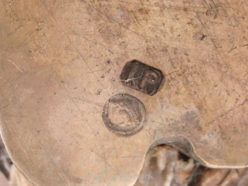 Русское серебро , Серебряный яйцевидный футляр с позолотой и эмалью, маркированный "88"