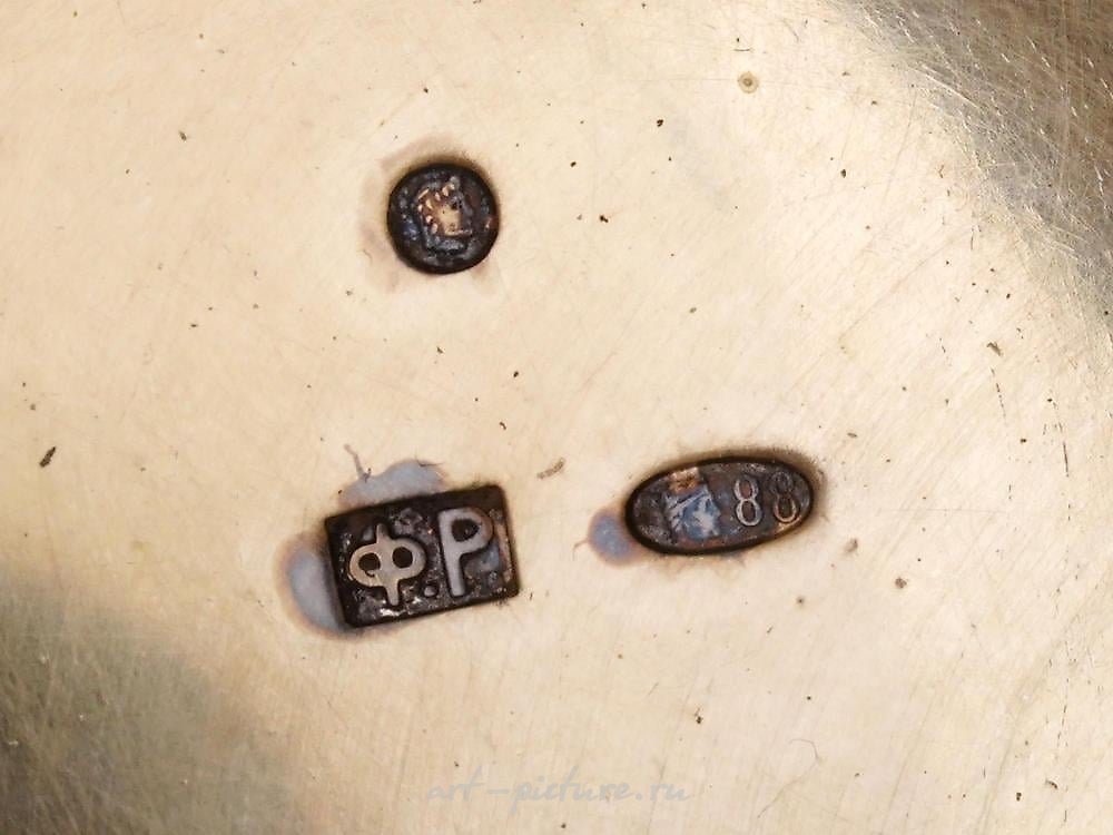 Русское серебро , Серебряный яйцевидный футляр с позолотой и эмалью, маркированный "88"