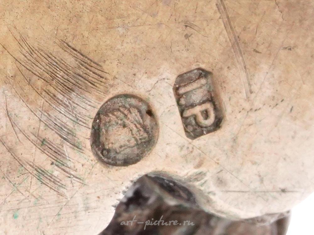 Русское серебро , Серебряный яйцевидный футляр с позолотой и эмалью, маркированный "88"