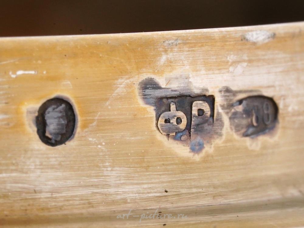 Русское серебро , Серебряный яйцевидный футляр с позолотой и эмалью, маркированный "88"