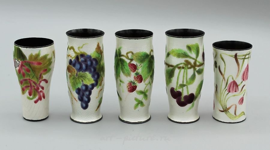 俄罗斯银 , Михаил Исаков, 五个俄罗斯银质和珐琅酒杯/小杯的套装