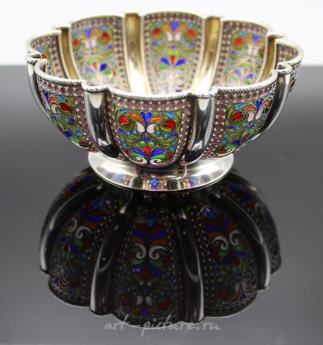 Русское серебро , Русская серебряная чаша с позолотой и эмалью