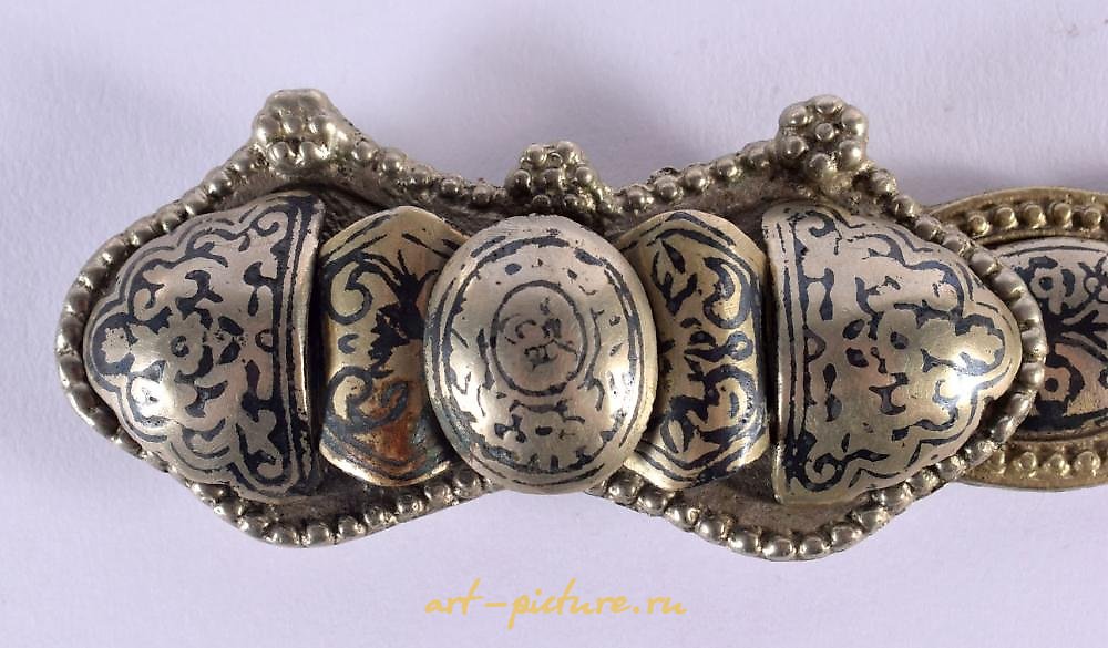 俄罗斯银 , 不寻常的银制腰带，采用尼罗风格，俄罗斯或亚美尼亚风格，装饰有复杂的图案和图画。