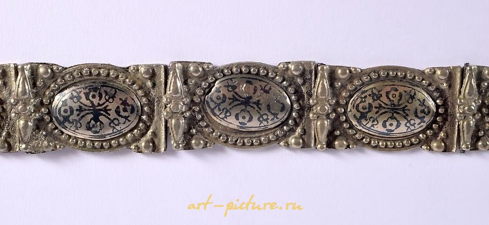俄罗斯银 , 不寻常的银制腰带，采用尼罗风格，俄罗斯或亚美尼亚风格，装饰有复杂的图案和图画。