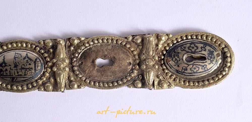 俄罗斯银 , 不寻常的银制腰带，采用尼罗风格，俄罗斯或亚美尼亚风格，装饰有复杂的图案和图画。