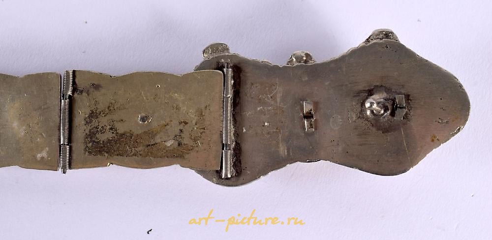 俄罗斯银 , 不寻常的银制腰带，采用尼罗风格，俄罗斯或亚美尼亚风格，装饰有复杂的图案和图画。