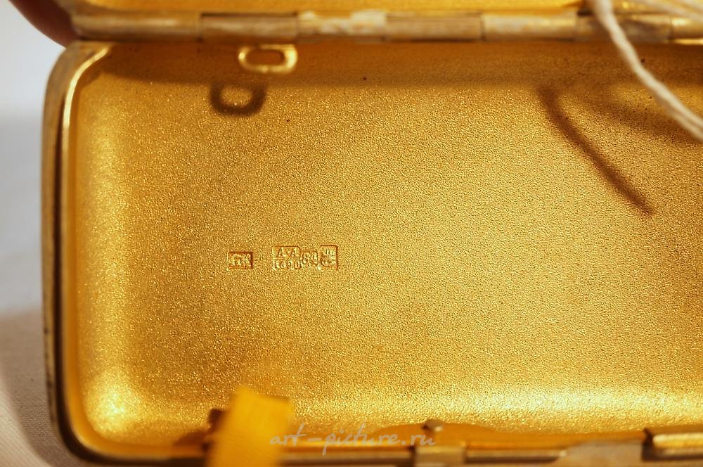 俄罗斯银 , 古董俄罗斯银质和尼尔斯烟盒