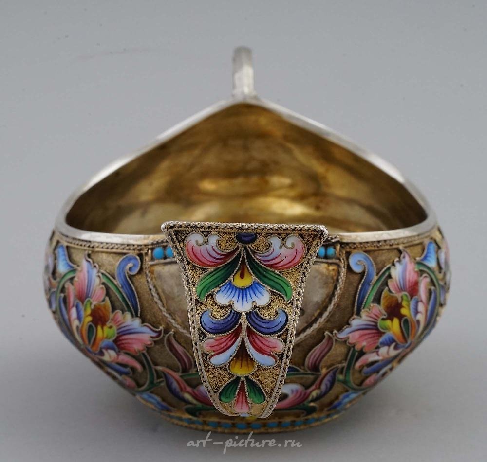 Русское серебро , Русский серебряный и позолоченный ковш с полихромной эмалью