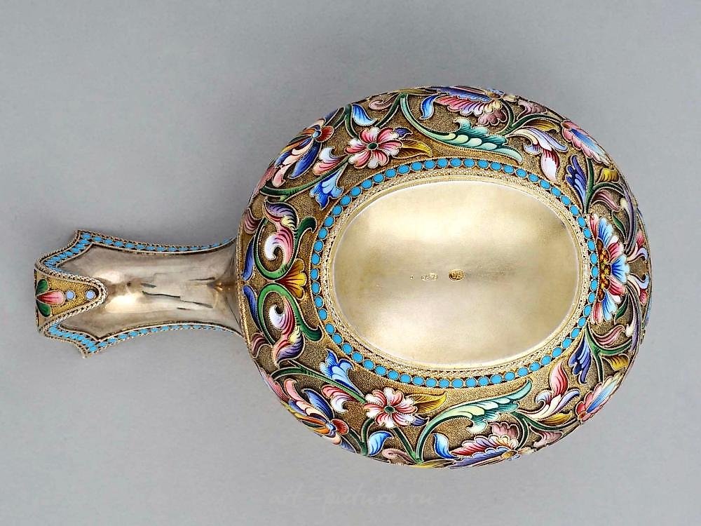 Русское серебро , Русский серебряный и позолоченный ковш с полихромной эмалью