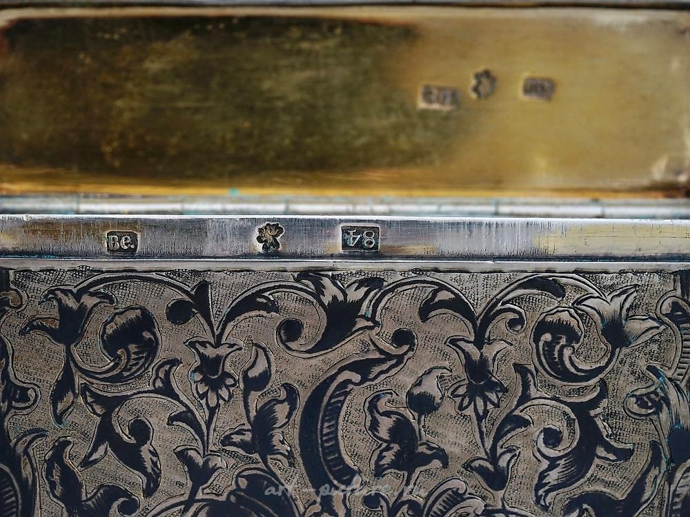 俄罗斯银 , 稀有的俄罗斯银质和尼尔斯（一种黑色合金）制的雪茄盒，19世纪。