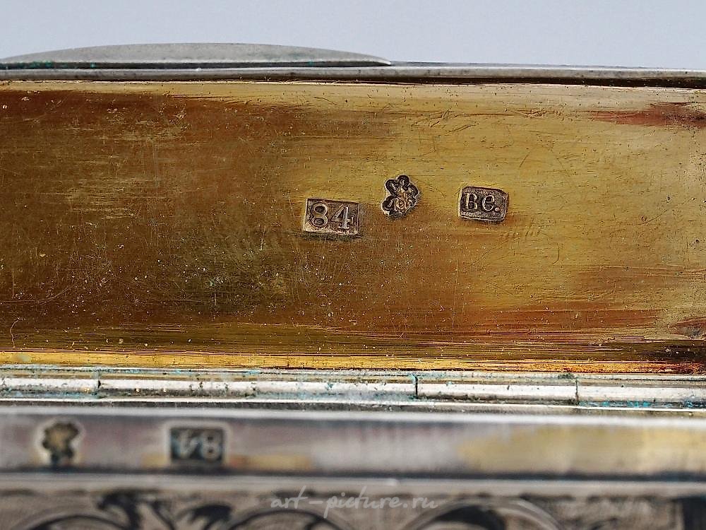 俄罗斯银 , 稀有的俄罗斯银质和尼尔斯（一种黑色合金）制的雪茄盒，19世纪。