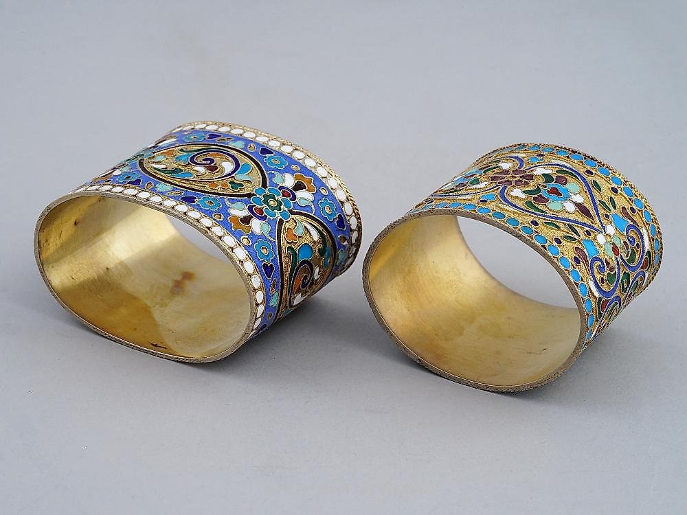 Русское серебро , Два серебряных позолоченных и эмалированных кольца для салфеток конца 19 века.
