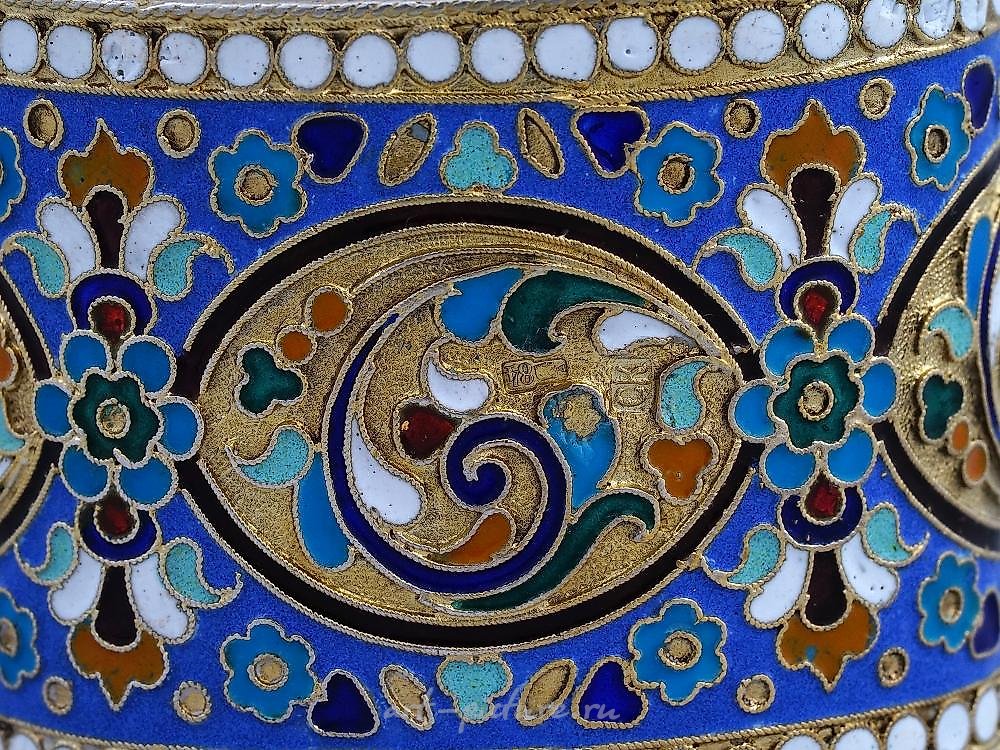 Русское серебро , Два серебряных позолоченных и эмалированных кольца для салфеток конца 19 века.