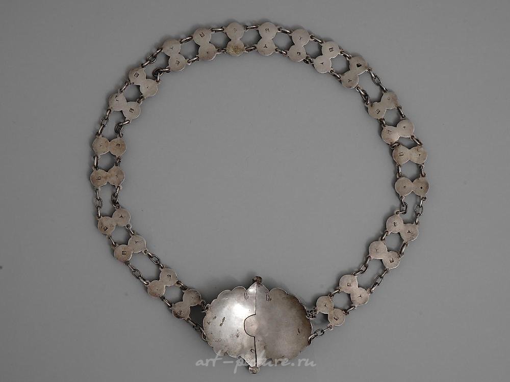 俄罗斯银 , 细银腰带，带有匕首形状的扣子。