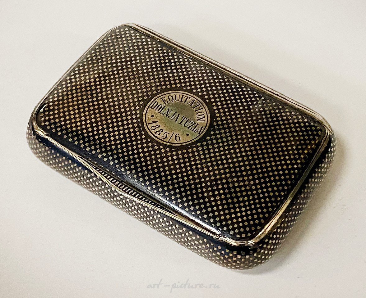 Русское серебро , Серебряная русская пилюльница с ниелловой работой - надпись "EQUITATIO..."