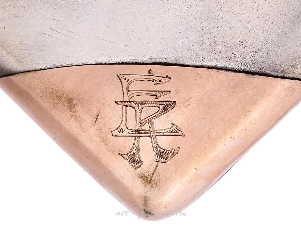 俄罗斯银 , 俄罗斯的银色和金色香烟盒，带有奖章。