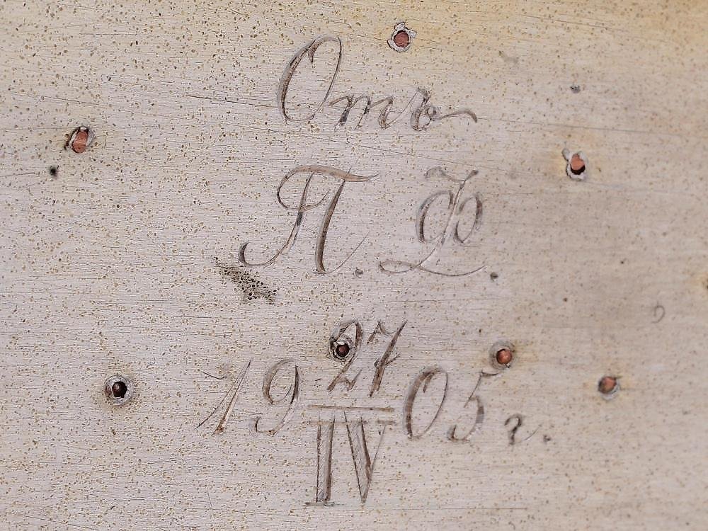 俄罗斯银 , 俄罗斯的银色和金色香烟盒，带有奖章。