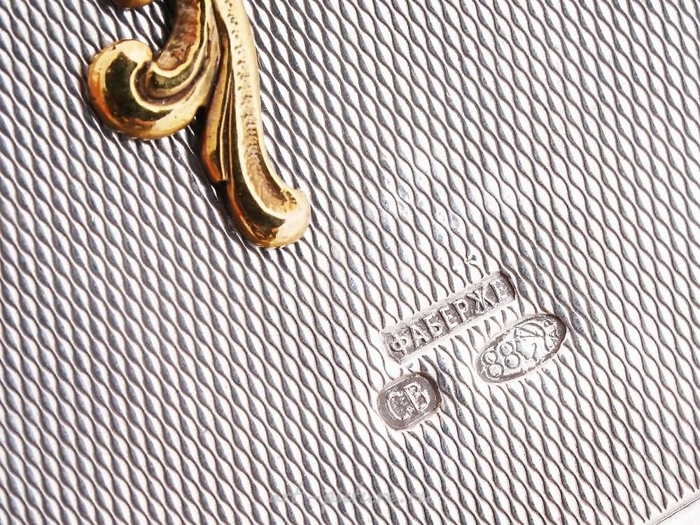 俄罗斯银 , 古董俄罗斯银茶盒，上面有雕刻。