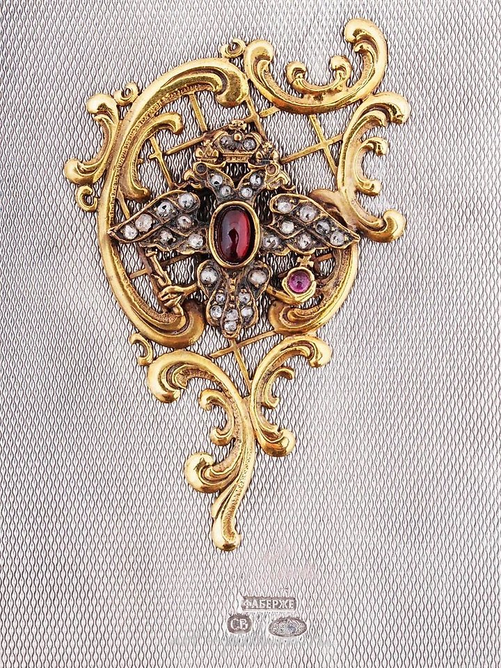 俄罗斯银 , 古董俄罗斯银茶盒，上面有雕刻。