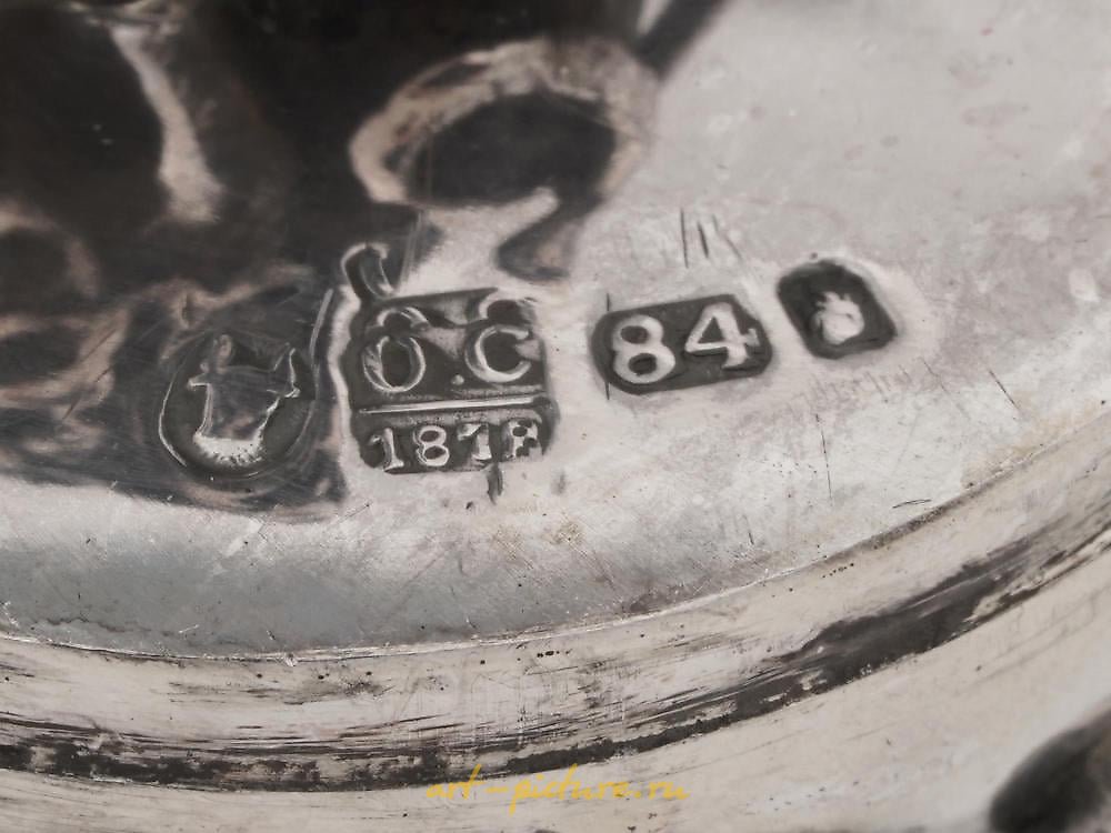 俄罗斯银 , 俄罗斯银质蛋形盒子，镶有珍贵宝石和小雕像。