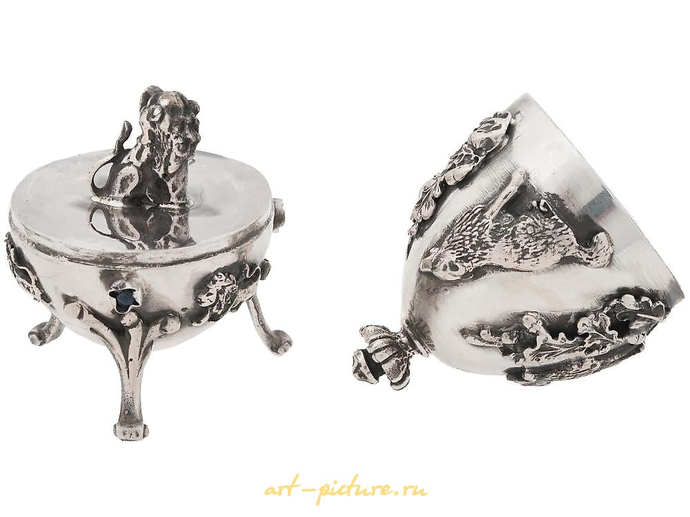 俄罗斯银 , 俄罗斯银质蛋形盒子，镶有珍贵宝石和小雕像。