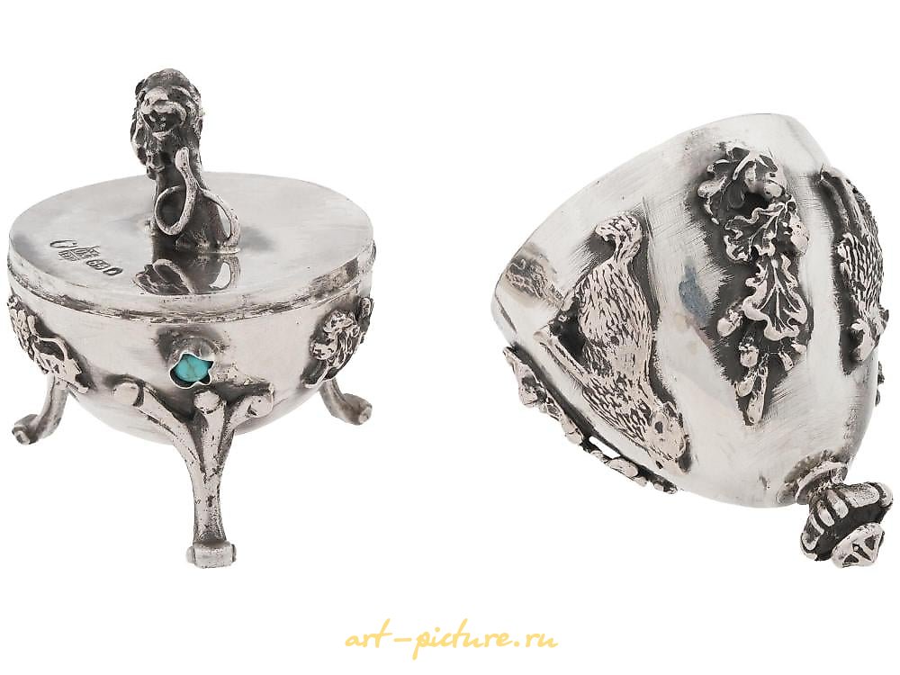 俄罗斯银 , 俄罗斯银质蛋形盒子，镶有珍贵宝石和小雕像。