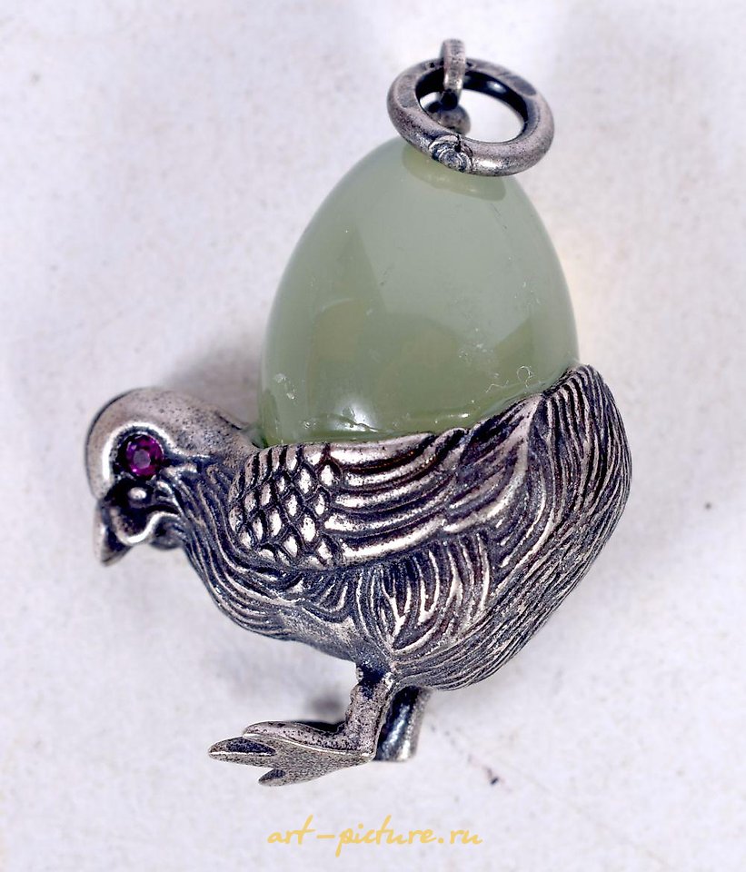俄罗斯银 , 俄罗斯的银质和玉石蛋形吊坠。重量为5.3克。