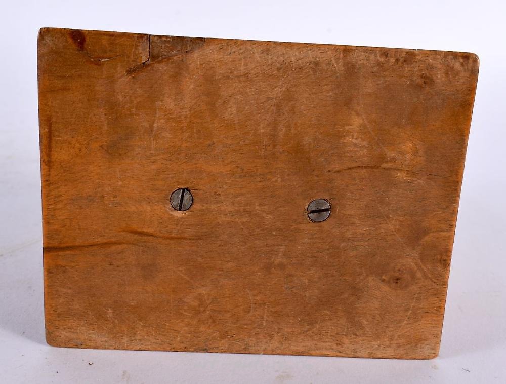 俄罗斯银 , 精致的烟盒，带有可展开的核桃木外壳