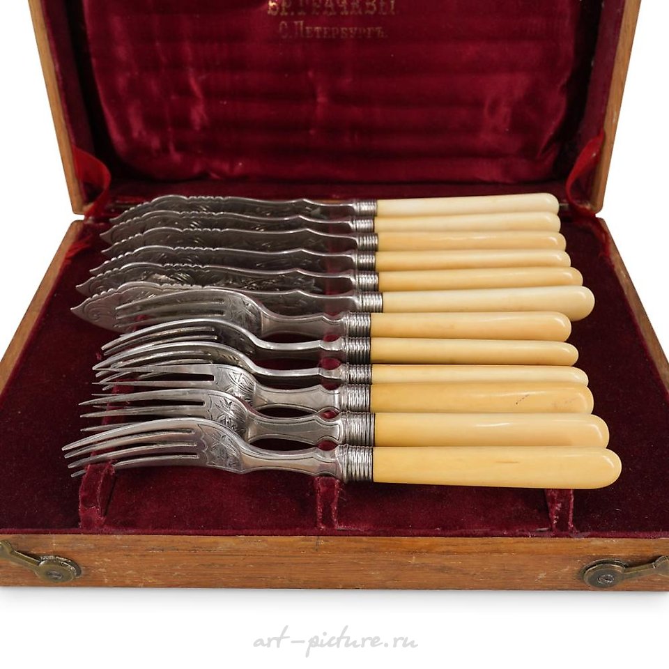 俄罗斯银 , 古董俄罗斯银鱼套装，出自格拉切夫兄弟。