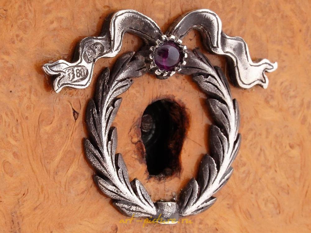 俄罗斯银 , 俄罗斯银质珐琅镶金宝盒，镶有珍贵宝石。