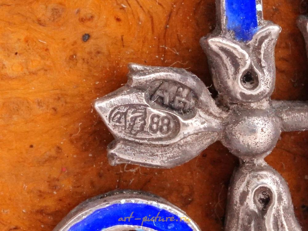 俄罗斯银 , 俄罗斯银质珐琅镶金宝盒，镶有珍贵宝石。