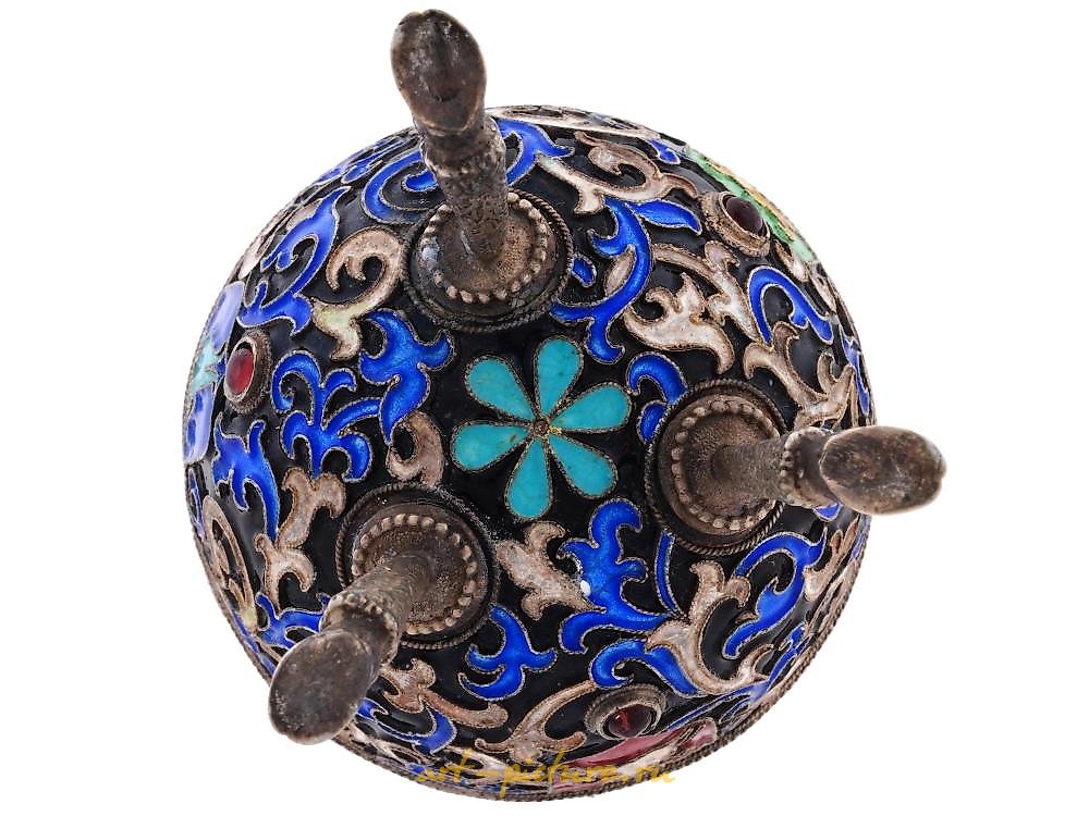 俄罗斯银 , 俄罗斯银质蛋形珐琅盒，采用克洛伊松技法。