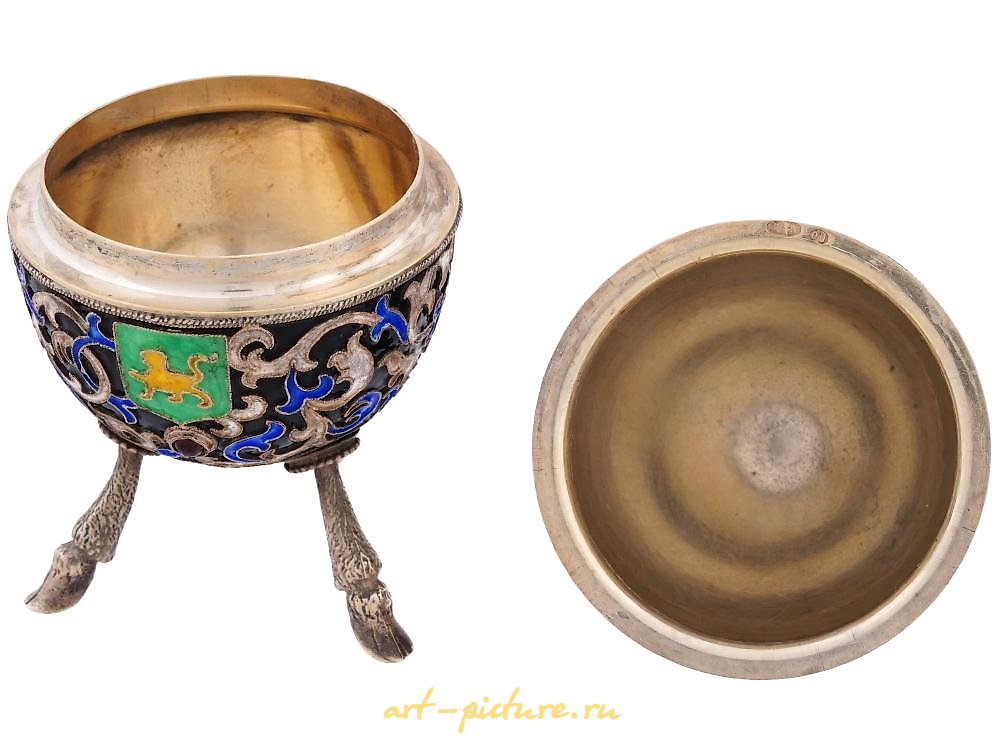 俄罗斯银 , 俄罗斯银质蛋形珐琅盒，采用克洛伊松技法。