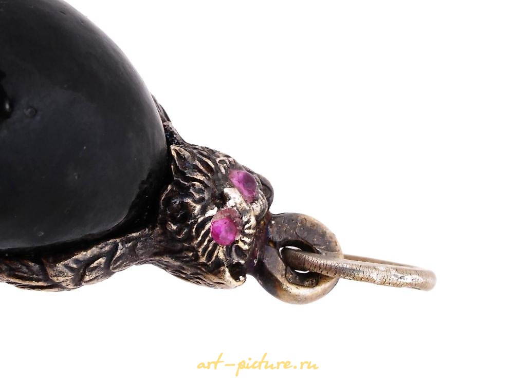 俄罗斯银 , 俄罗斯银制蛋形吊坠，镀金和釉彩采用克洛伊松技术。