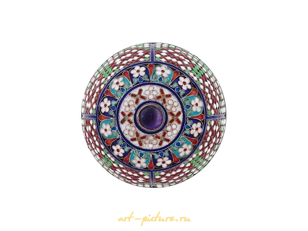 俄罗斯银 , 俄罗斯银质蛋形珐琅盒，采用克洛伊松技法制作。