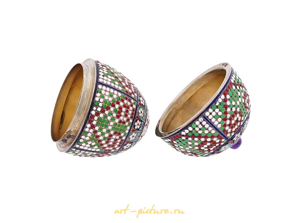 俄罗斯银 , 俄罗斯银质蛋形珐琅盒，采用克洛伊松技法制作。