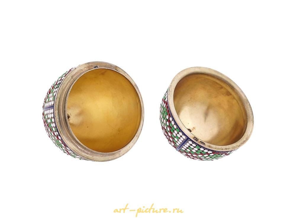 俄罗斯银 , 俄罗斯银质蛋形珐琅盒，采用克洛伊松技法制作。