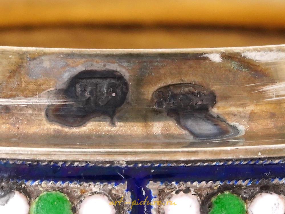 俄罗斯银 , 俄罗斯银质蛋形珐琅盒，采用克洛伊松技法制作。