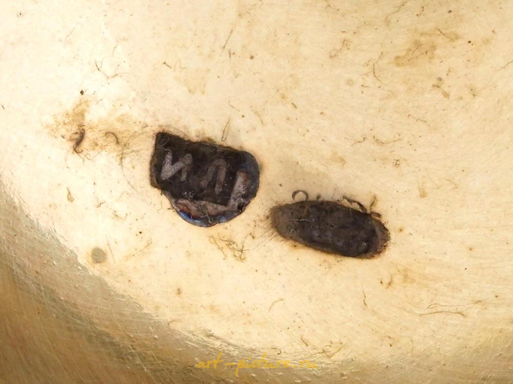 俄罗斯银 , 俄罗斯银质蛋形珐琅盒，采用克洛伊松技法制作。