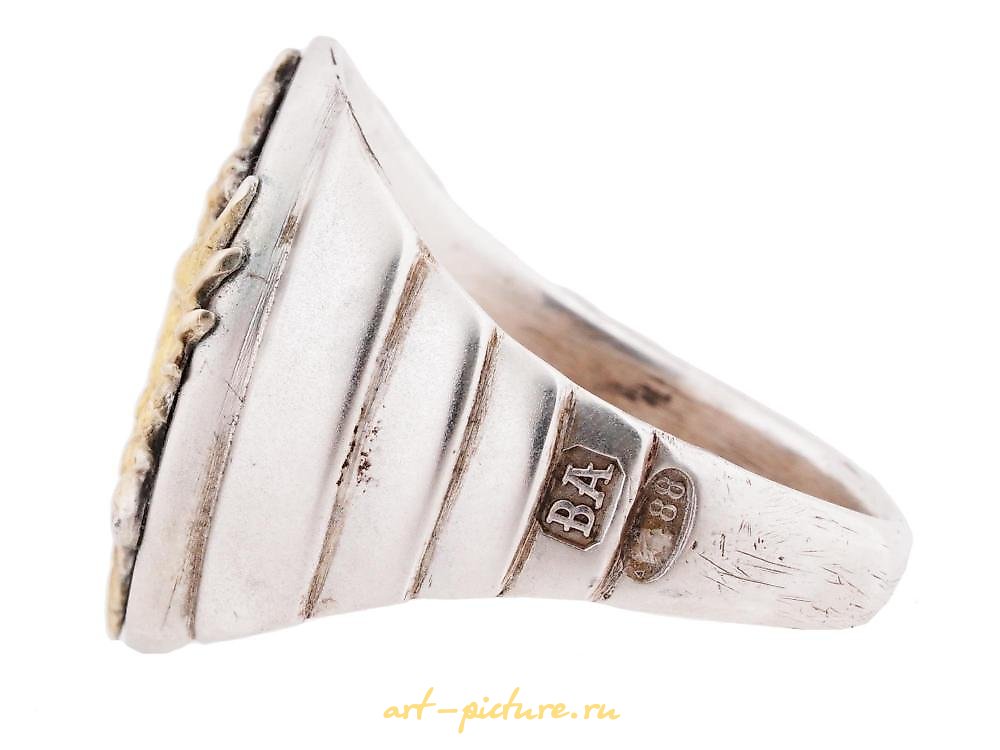 俄罗斯银 , 银戒指，上面有俄罗斯帝国的鹰徽。