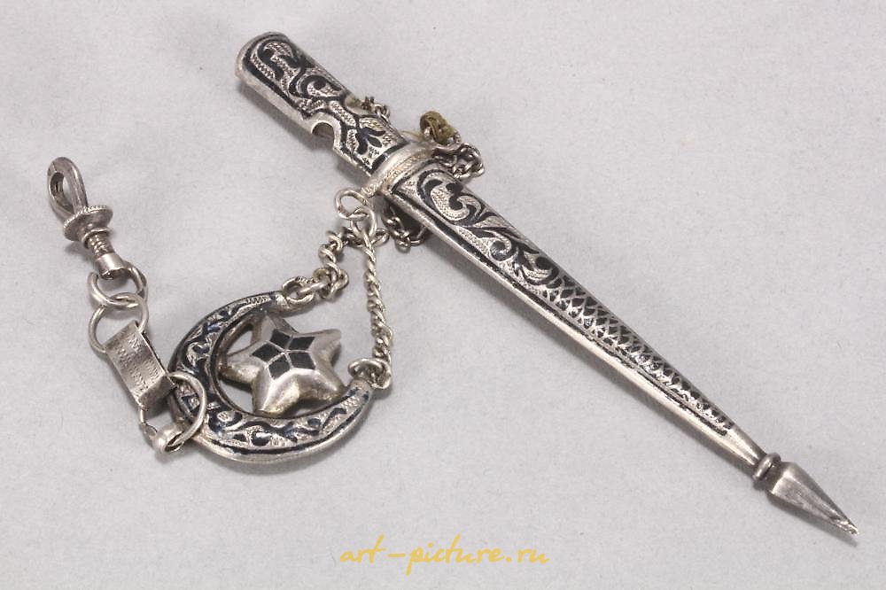 Русское серебро , Серебряная и ниелловая брошь с кавказским кинжалом.