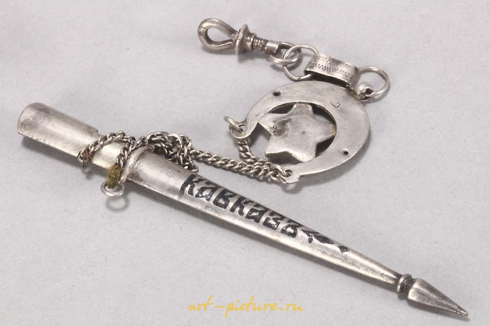 Русское серебро , Серебряная и ниелловая брошь с кавказским кинжалом.