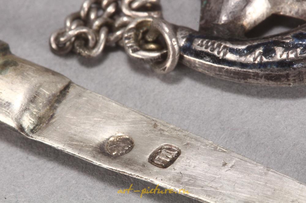 Русское серебро , Серебряная и ниелловая брошь с кавказским кинжалом.