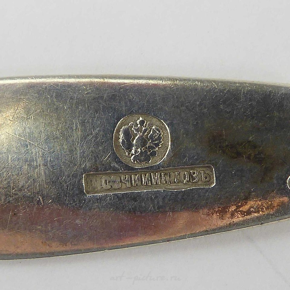 Русское серебро , Различные предметы британского серебра с клеймом, включая серебряную чашу, серебряную ложку и серебряный чайник.