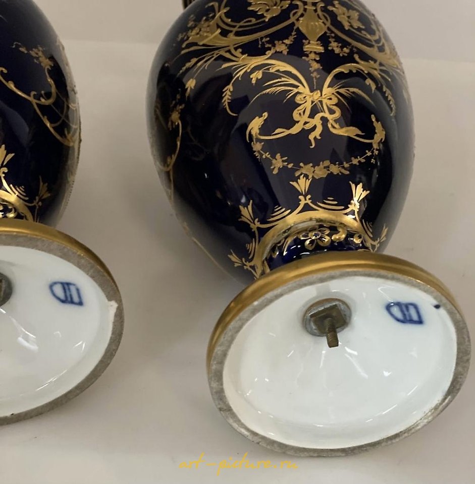 Royal Vienna Porcelain , A PAIR OF ROYAL VIENNA VASES