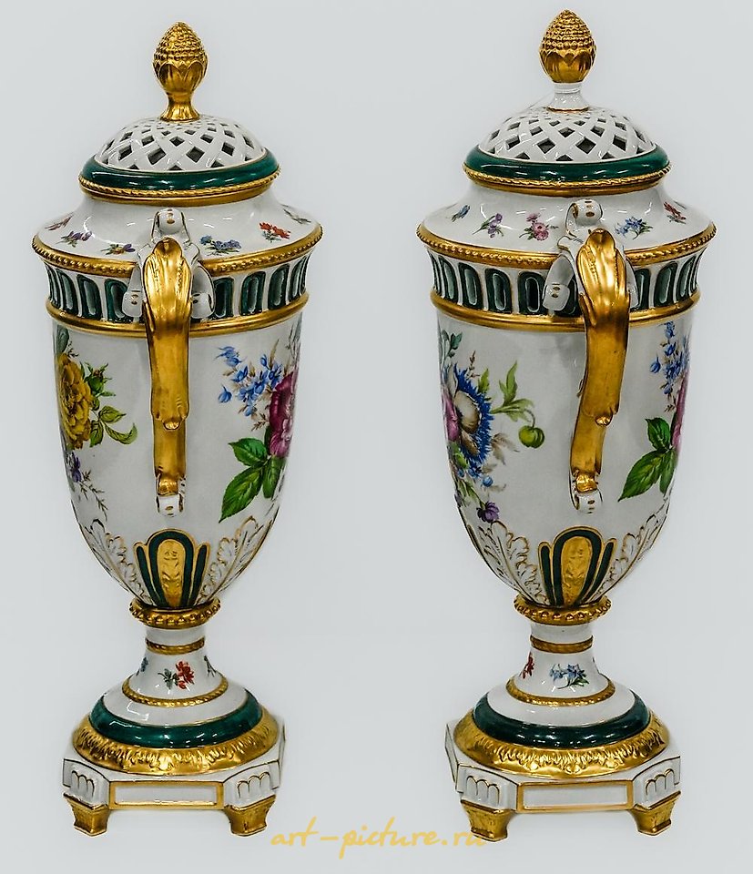 Royal Vienna Porcelain , Pair of Royal Vienna lidded vases
