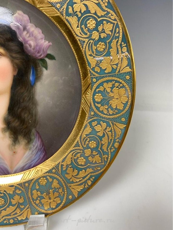 Royal Vienna , Фарфоровая тарелка "Royal Vienna" с подписью Вагнера, около 1900 года, диаметр 9,75 дюйма, хорошее состояние. Оценка - 2 000-2 500 долларов.