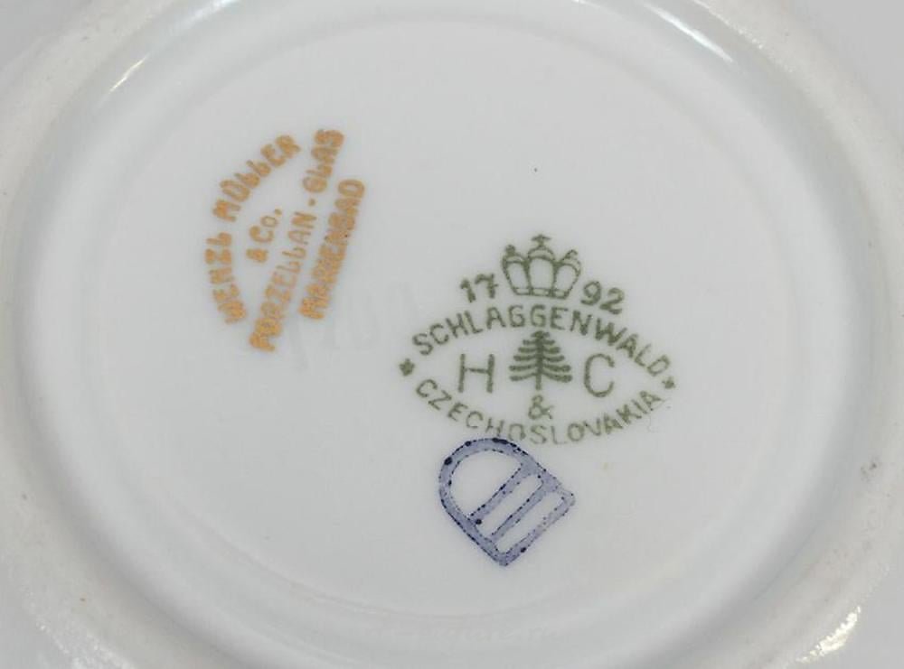 Royal Vienna , Фарфоровые чашки для кофе с аллегорическими фигурами и золотым обрамлением